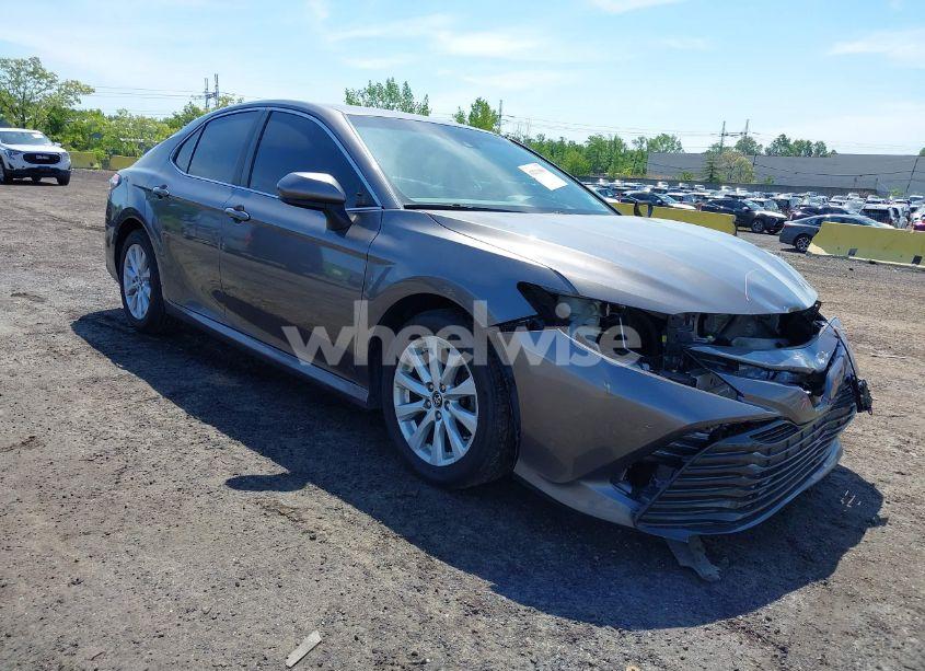 2018 Toyota Camry LE (VIN 4T1B11HK6JU670529) main photo