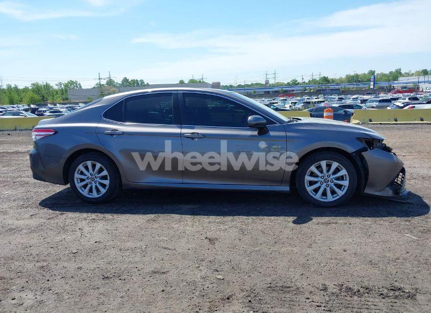 Photo 13 of 2018 Toyota Camry LE (VIN 4T1B11HK6JU670529)