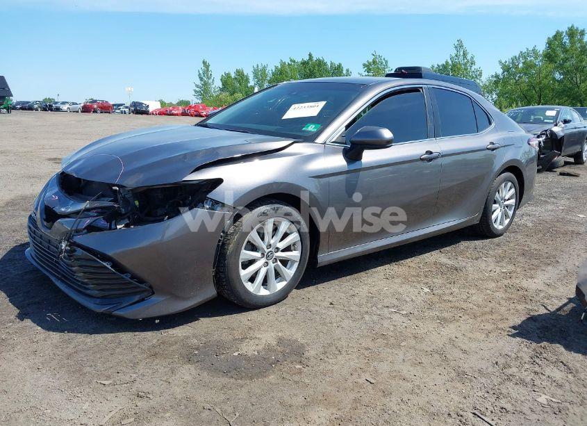 Photo 2 of 2018 Toyota Camry LE (VIN 4T1B11HK6JU670529)