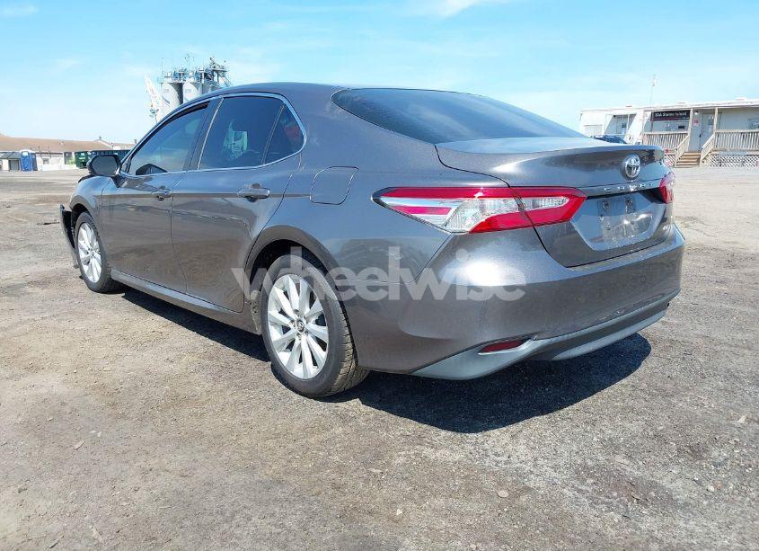 Photo 3 of 2018 Toyota Camry LE (VIN 4T1B11HK6JU670529)