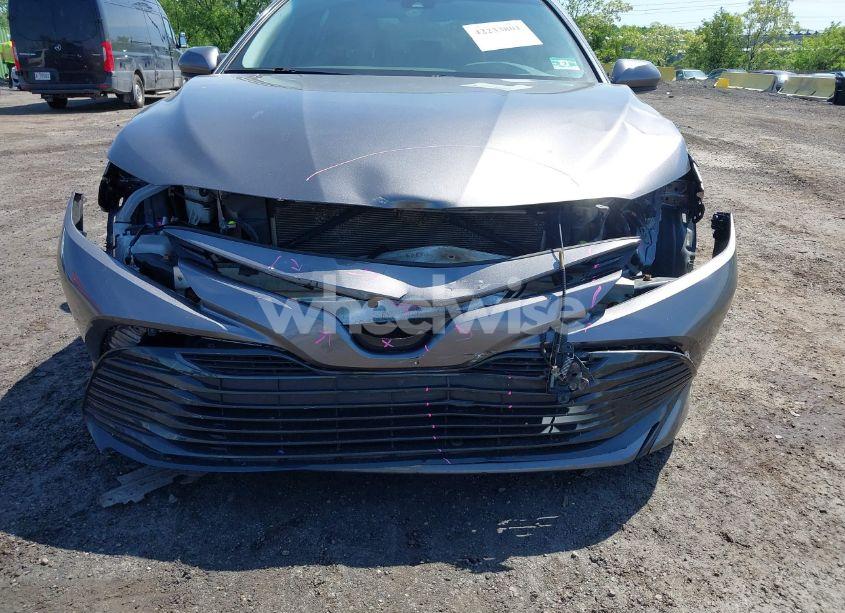 Photo 6 of 2018 Toyota Camry LE (VIN 4T1B11HK6JU670529)