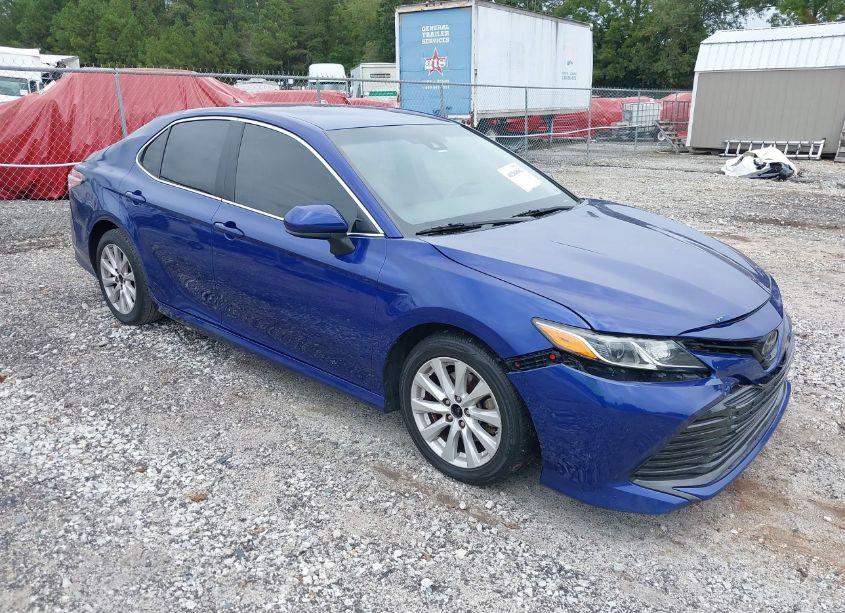 2018 Toyota Camry LE (VIN 4T1B11HK6JU675651) main photo