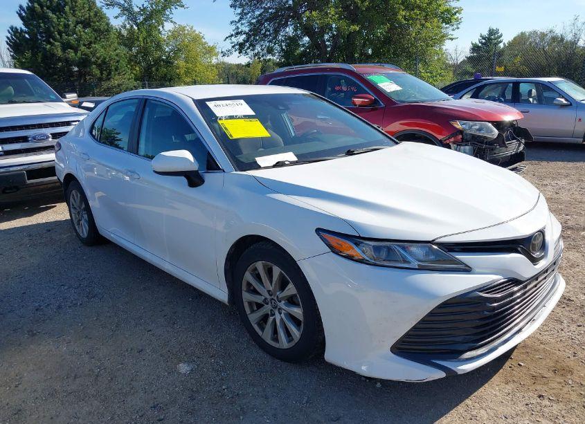 2019 Toyota Camry LE (VIN 4T1B11HK6KU195742) main photo
