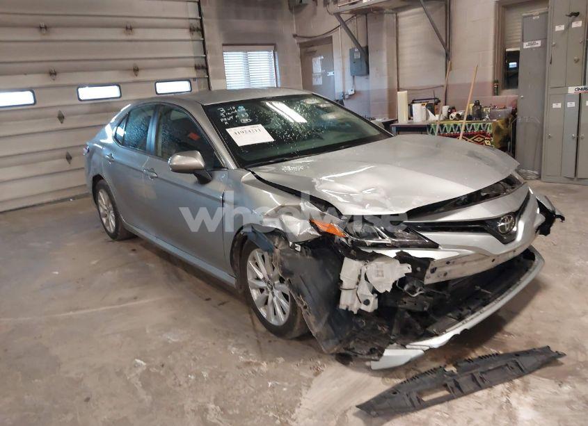 2019 Toyota Camry LE (VIN 4T1B11HK6KU210613) main photo