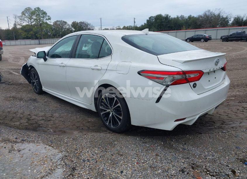 Photo 3 of 2019 Toyota Camry SE (VIN 4T1B11HK6KU229971)