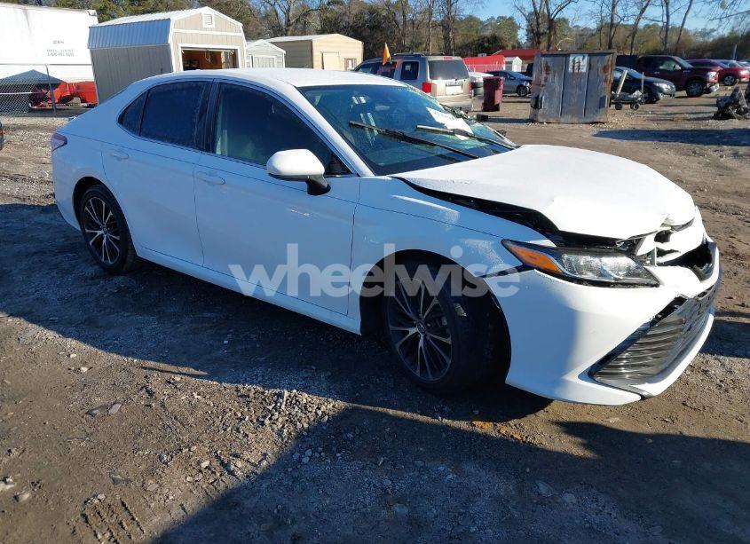 2019 Toyota Camry LE (VIN 4T1B11HK6KU247578) main photo