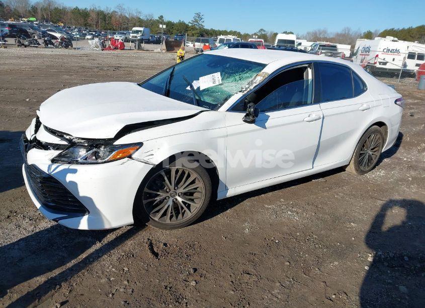 Photo 2 of 2019 Toyota Camry LE (VIN 4T1B11HK6KU247578)