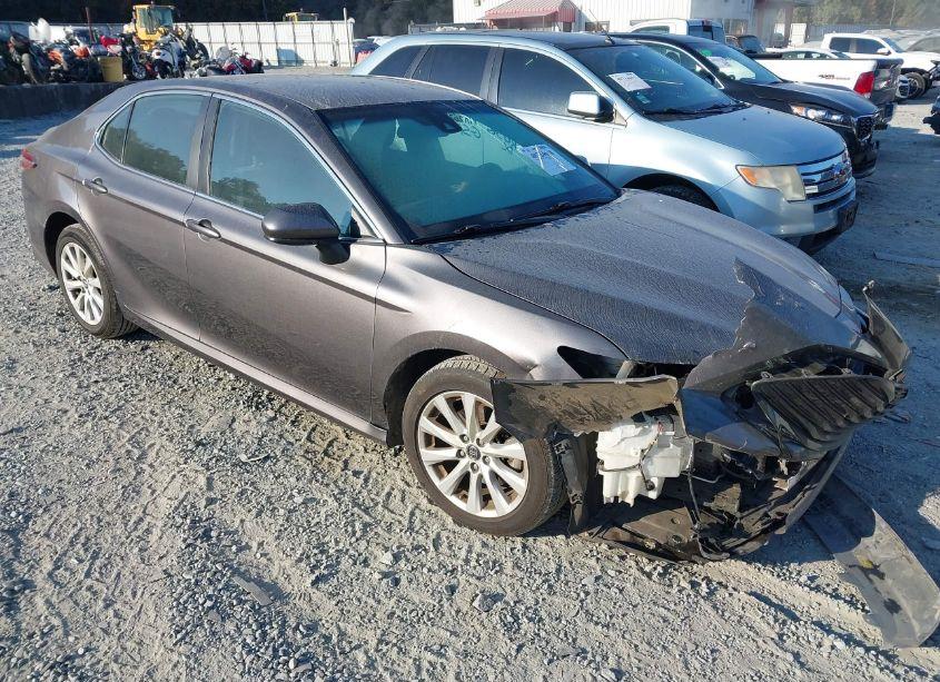 2019 Toyota Camry LE (VIN 4T1B11HK6KU262176) main photo