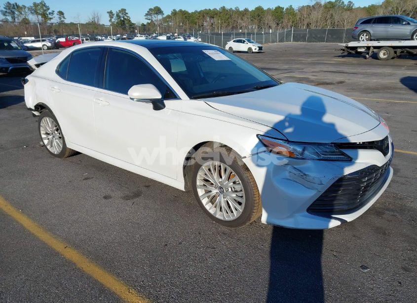 2019 Toyota Camry XLE (VIN 4T1B11HK6KU685033) main photo