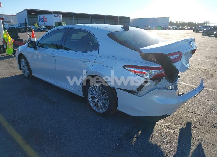 Photo 3 of 2019 Toyota Camry XLE (VIN 4T1B11HK6KU685033)