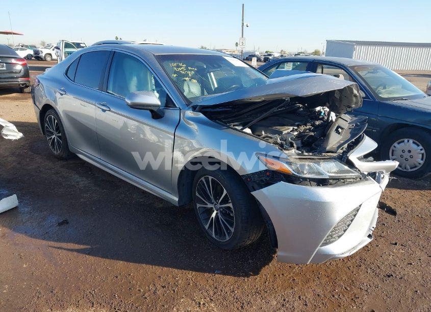 2019 Toyota Camry SE (VIN 4T1B11HK6KU692080) main photo