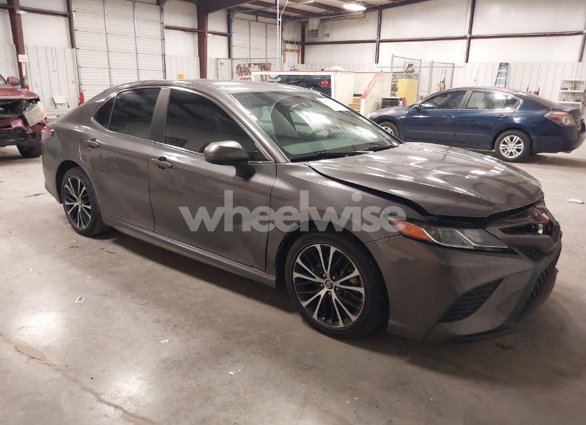 2019 Toyota Camry SE (VIN 4T1B11HK6KU697036) main photo