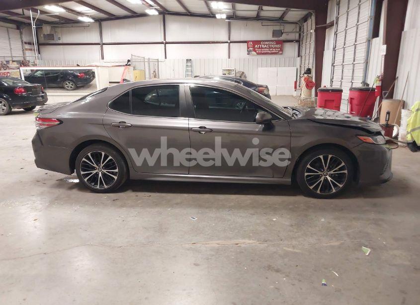 Photo 14 of 2019 Toyota Camry SE (VIN 4T1B11HK6KU697036)