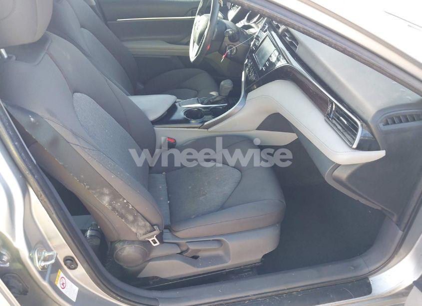 Photo 5 of 2019 Toyota Camry LE (VIN 4T1B11HK6KU702509)