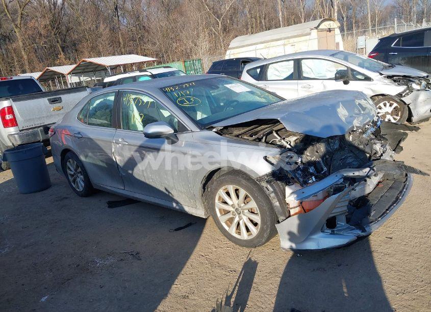 2019 Toyota Camry LE (VIN 4T1B11HK6KU703448) main photo