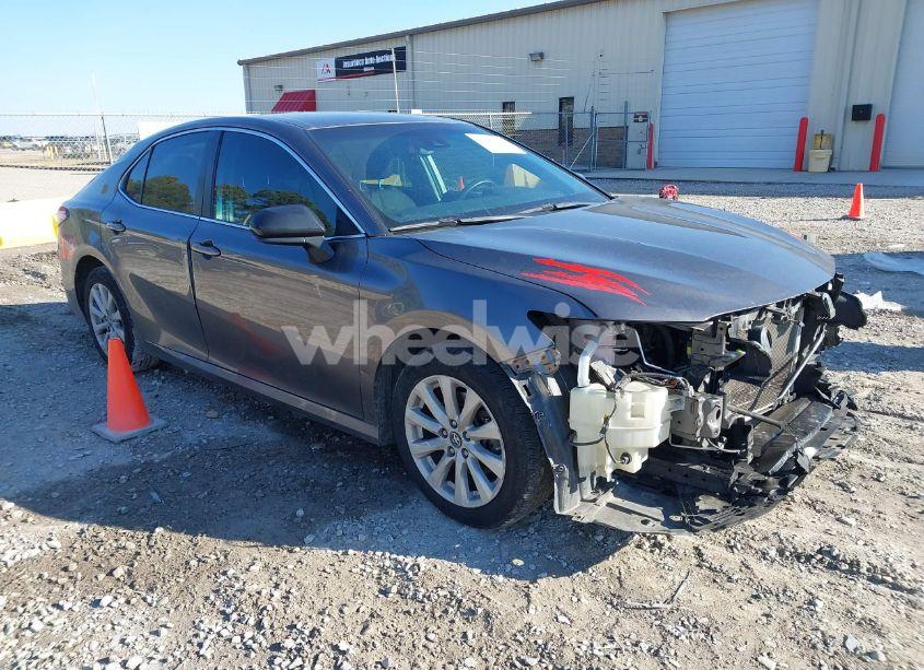 2019 Toyota Camry LE (VIN 4T1B11HK6KU725319) main photo