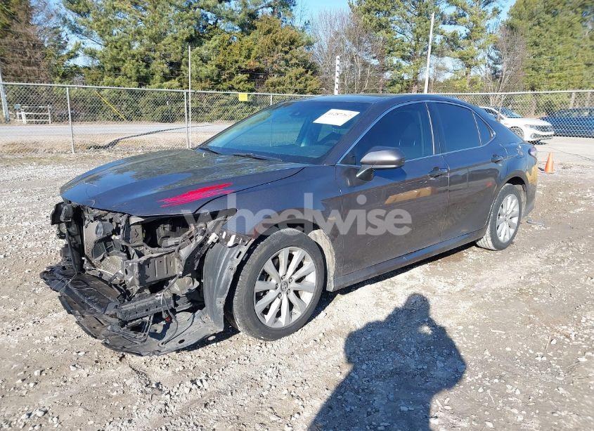 Photo 2 of 2019 Toyota Camry LE (VIN 4T1B11HK6KU725319)