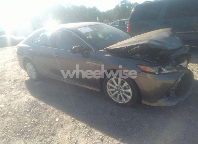 2019 Toyota Camry LE (VIN 4T1B11HK6KU728138) main photo