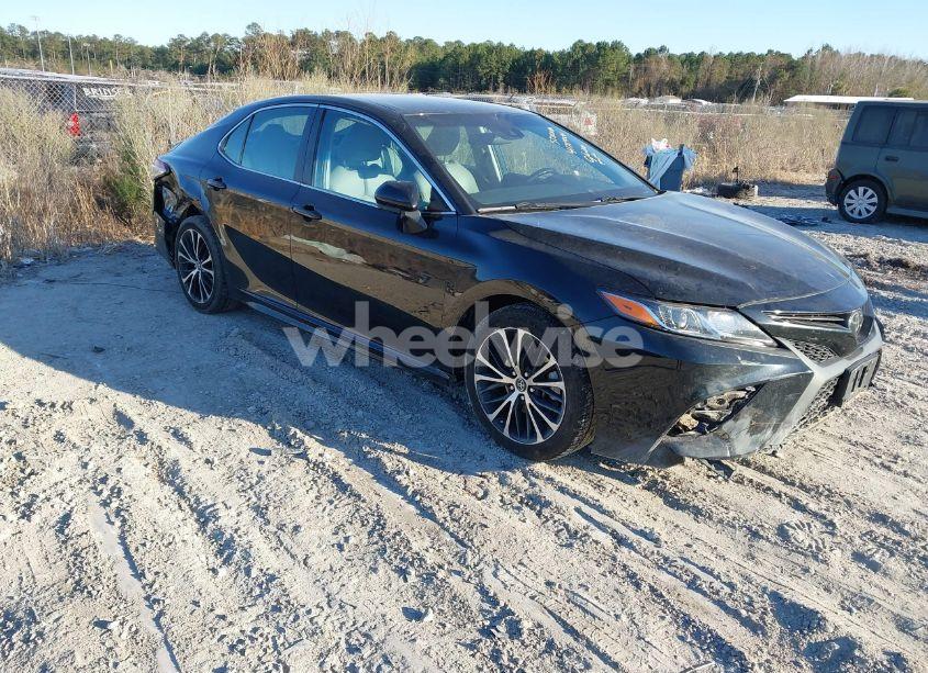 2019 Toyota Camry SE (VIN 4T1B11HK6KU755453) main photo