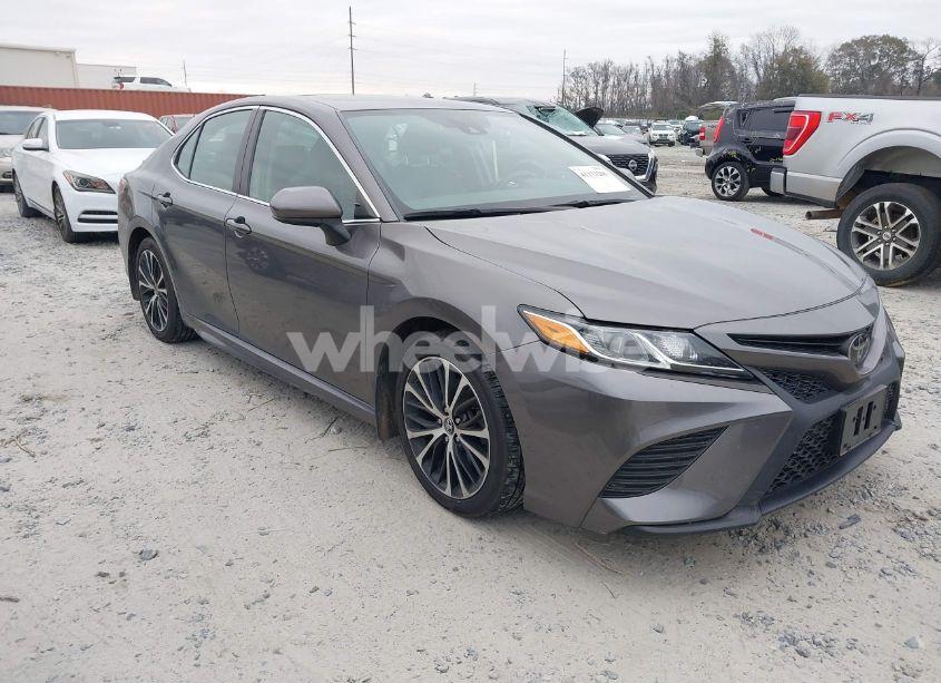 2019 Toyota Camry SE (VIN 4T1B11HK6KU785388) main photo