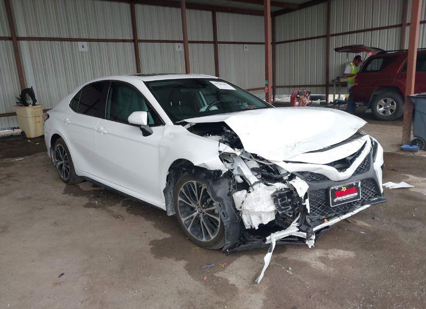 2019 Toyota Camry SE (VIN 4T1B11HK6KU799324) main photo