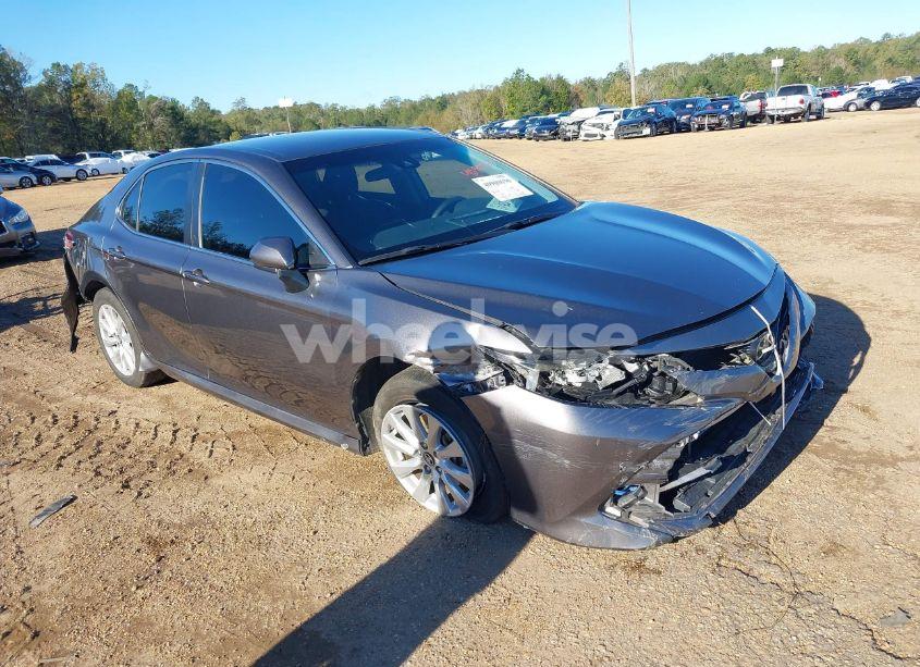 2019 Toyota Camry LE (VIN 4T1B11HK6KU826019) main photo