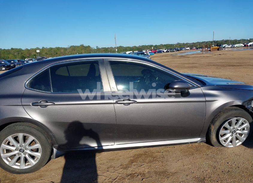 Photo 14 of 2019 Toyota Camry LE (VIN 4T1B11HK6KU826019)