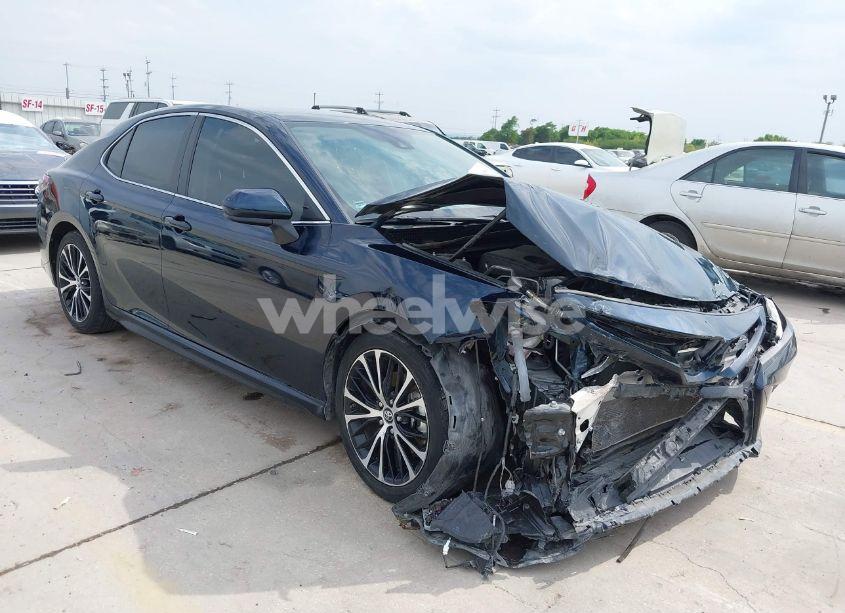 2019 Toyota Camry SE (VIN 4T1B11HK6KU847260) main photo