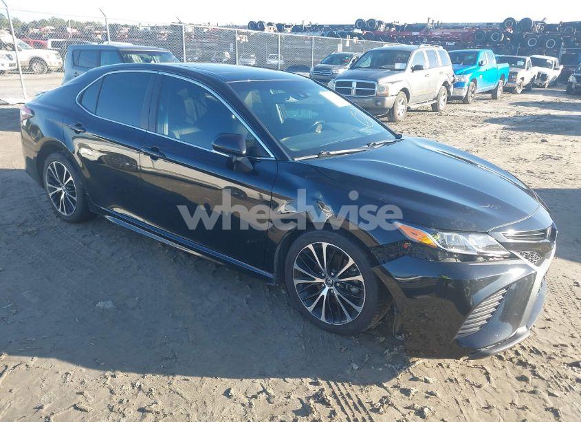 2018 Toyota Camry SE (VIN 4T1B11HK7JU015439) main photo