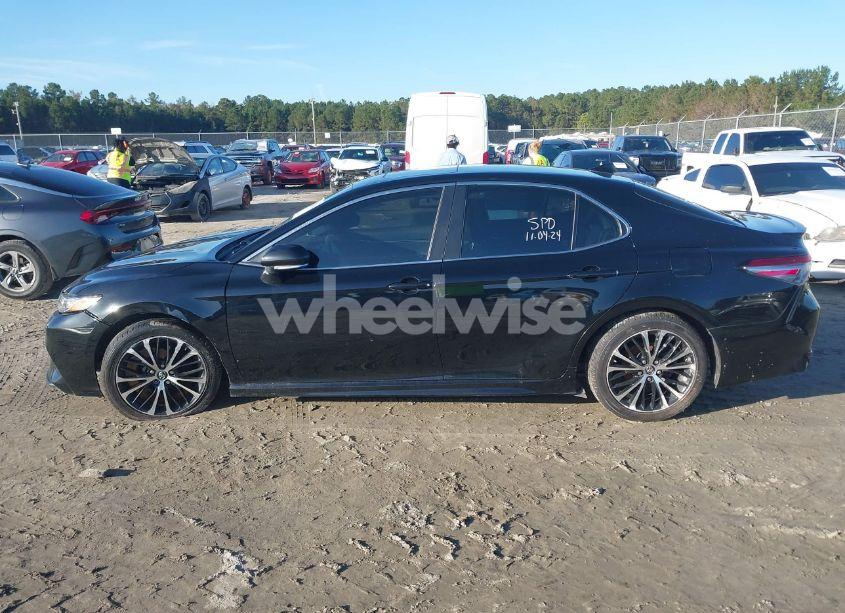 Photo 14 of 2018 Toyota Camry SE (VIN 4T1B11HK7JU015439)