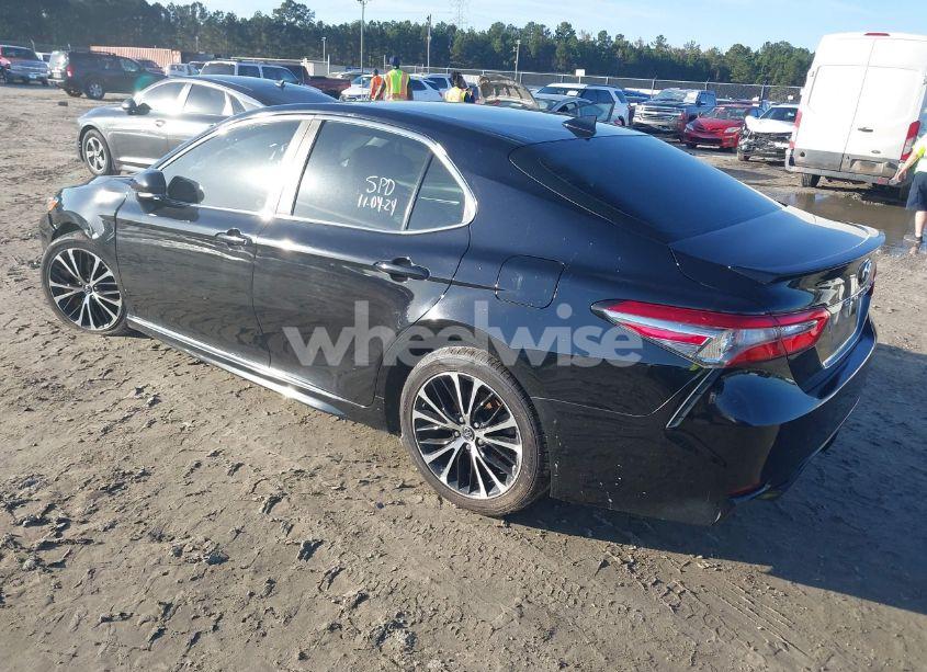 Photo 3 of 2018 Toyota Camry SE (VIN 4T1B11HK7JU015439)