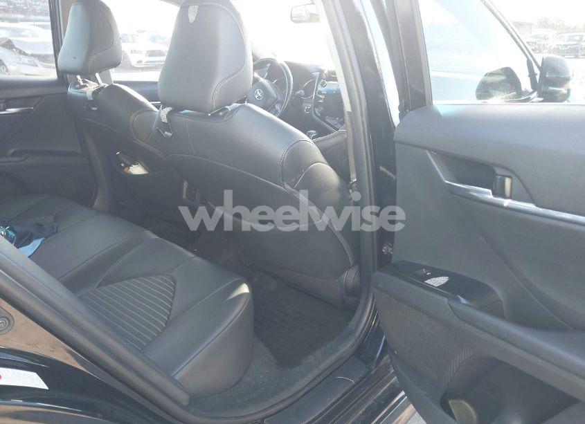 Photo 8 of 2018 Toyota Camry SE (VIN 4T1B11HK7JU015439)