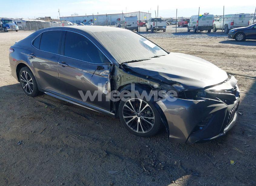 2018 Toyota Camry SE (VIN 4T1B11HK7JU018440) main photo
