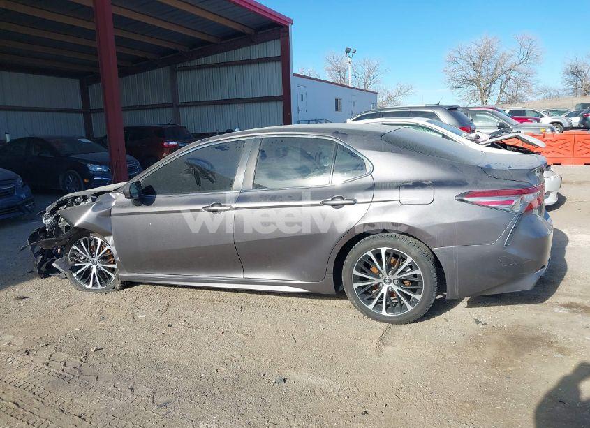 Photo 14 of 2018 Toyota Camry SE (VIN 4T1B11HK7JU018440)