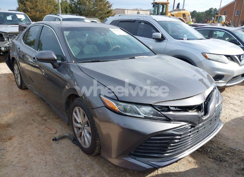 2018 Toyota Camry LE (VIN 4T1B11HK7JU019104) main photo