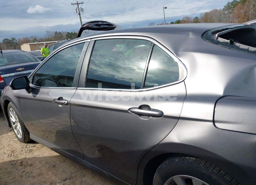 Photo 14 of 2018 Toyota Camry LE (VIN 4T1B11HK7JU019104)