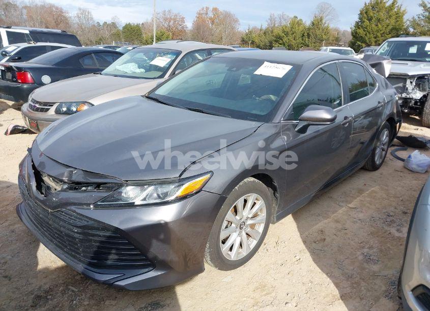 Photo 2 of 2018 Toyota Camry LE (VIN 4T1B11HK7JU019104)