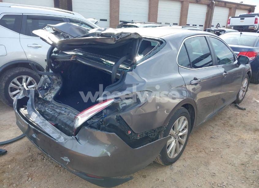 Photo 4 of 2018 Toyota Camry LE (VIN 4T1B11HK7JU019104)