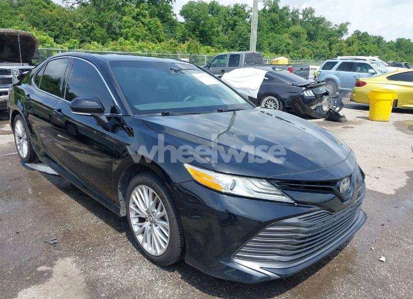 2018 Toyota Camry XLE (VIN 4T1B11HK7JU020611) main photo