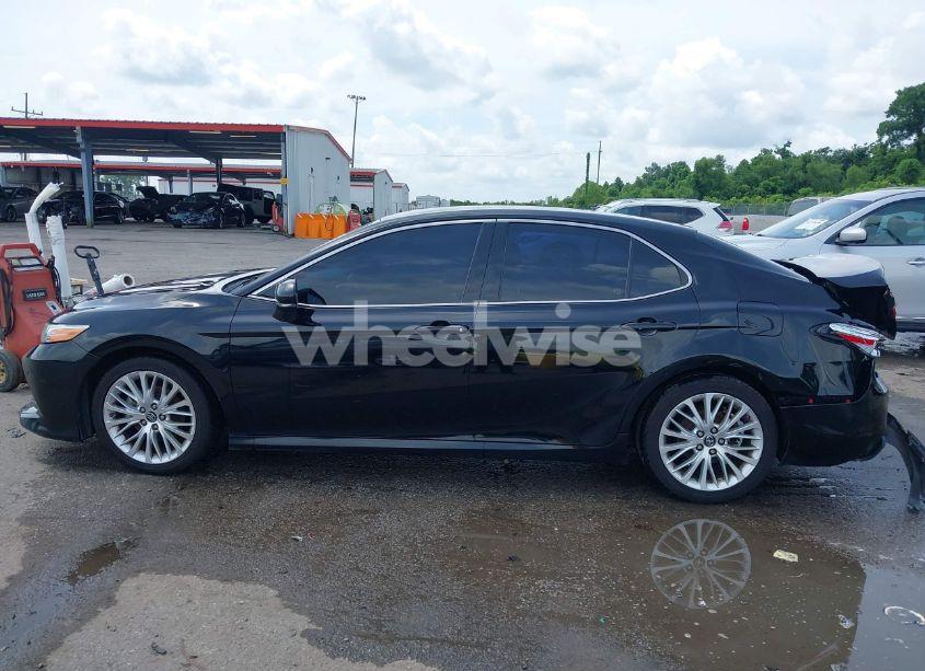 Photo 14 of 2018 Toyota Camry XLE (VIN 4T1B11HK7JU020611)