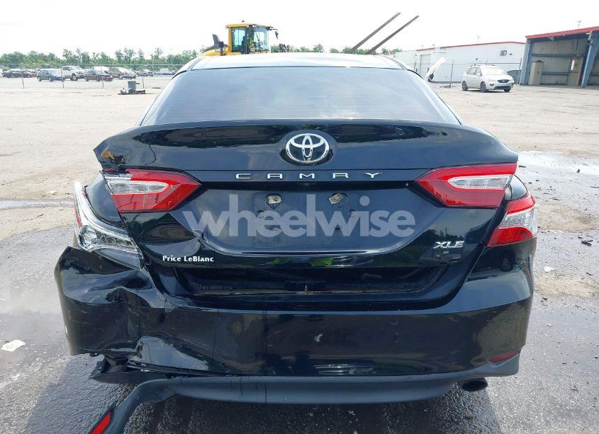 Photo 16 of 2018 Toyota Camry XLE (VIN 4T1B11HK7JU020611)