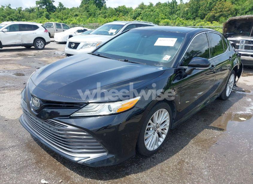 Photo 2 of 2018 Toyota Camry XLE (VIN 4T1B11HK7JU020611)