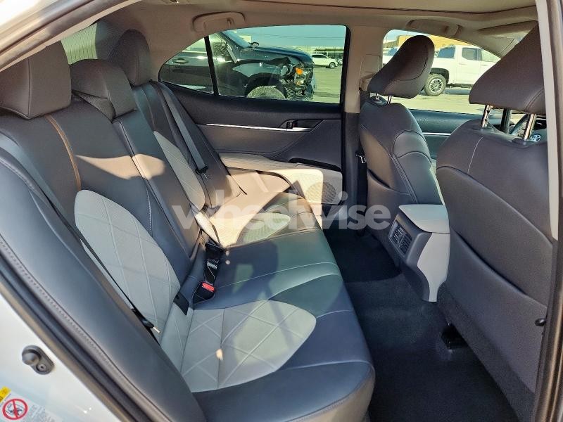 2018 TOYOTA CAMRY L (VIN 4T1B11HK7JU025582) main photo