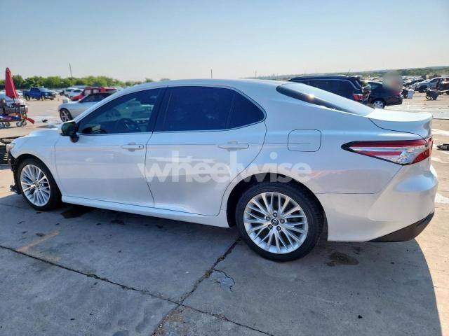 Photo 5 of 2018 TOYOTA CAMRY L (VIN 4T1B11HK7JU025582)