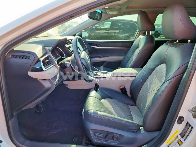 Photo 8 of 2018 TOYOTA CAMRY L (VIN 4T1B11HK7JU025582)