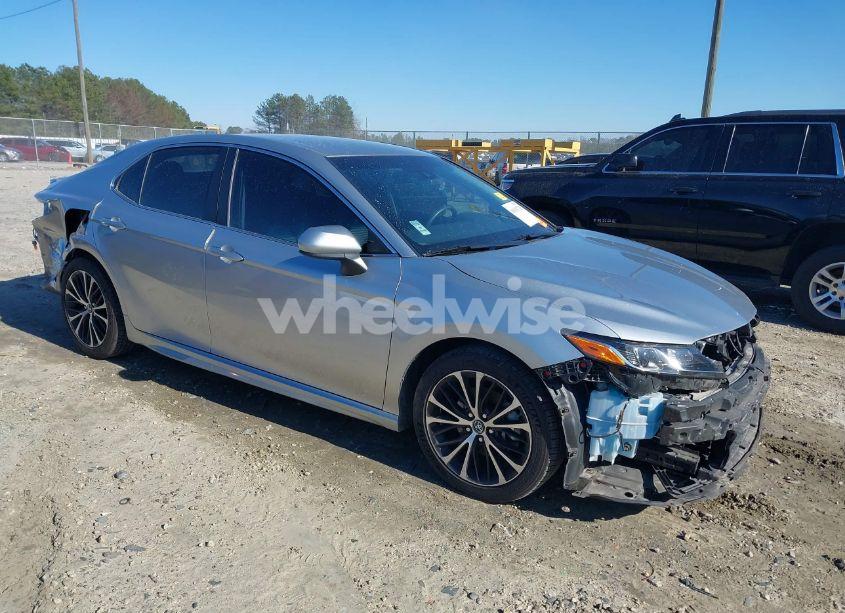 2018 Toyota Camry SE (VIN 4T1B11HK7JU029213) main photo