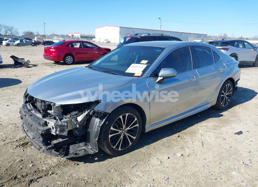 Photo 2 of 2018 Toyota Camry SE (VIN 4T1B11HK7JU029213)