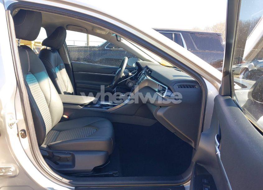 Photo 5 of 2018 Toyota Camry SE (VIN 4T1B11HK7JU029213)