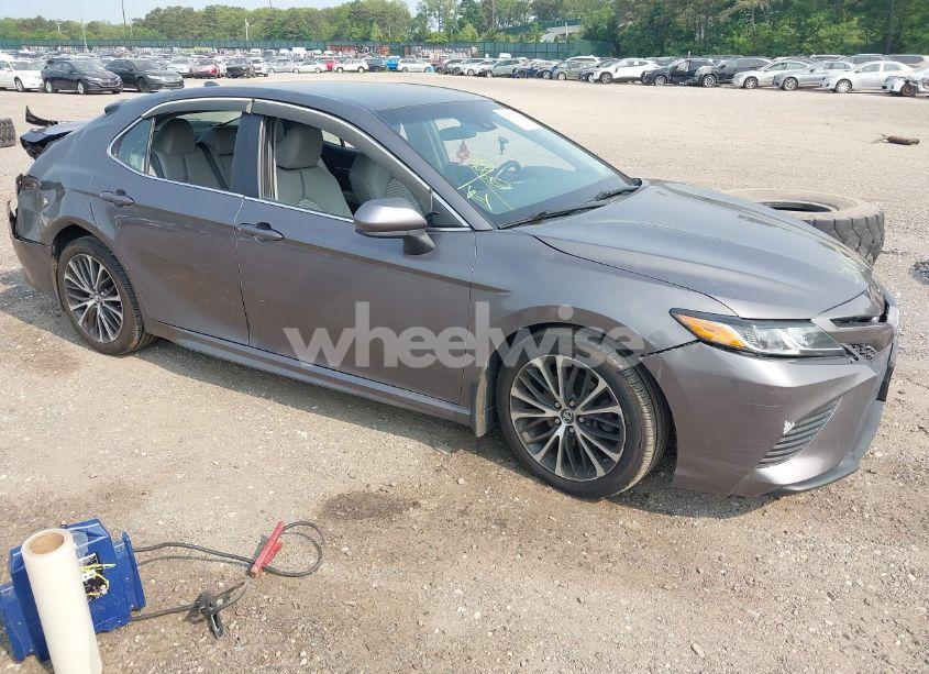 2018 Toyota Camry SE (VIN 4T1B11HK7JU033701) main photo
