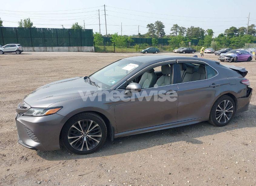 Photo 14 of 2018 Toyota Camry SE (VIN 4T1B11HK7JU033701)